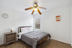 3 bedrooms, desk, iron/ironing board, WiFi