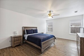 3 Schlafzimmer, Schreibtisch, Bügeleisen/Bügelbrett, WLAN