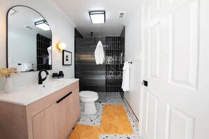 Shower, hair dryer, bidet, towels - Naples Heated Olypmic Pool Retreat Near Mercado & Vanderbilt Beach (Naples)
