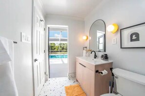 Shower, hair dryer, bidet, towels - Naples Heated Olypmic Pool Retreat Near Mercado & Vanderbilt Beach (Naples)