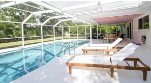 Una piscina al aire libre, una piscina climatizada