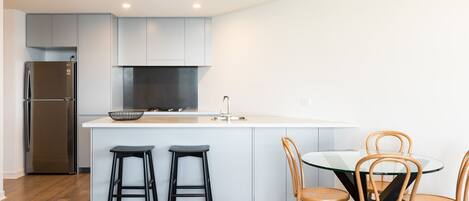 雪櫃、微波爐、焗爐、爐具