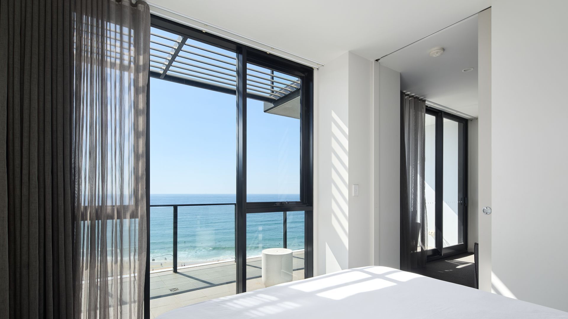 1 habitación, tabla de planchar con plancha y cuna de viaje 