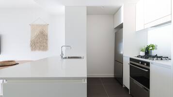 Jääkaappi, mikroaaltouuni, uuni, liesi