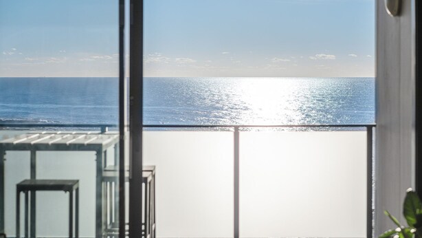 Un balcon avec vue sur l’océan.