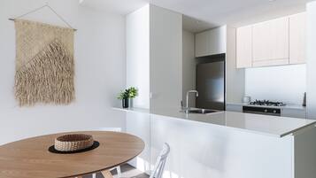 Jääkaappi, mikroaaltouuni, uuni, liesi