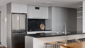 Refrigerador, microondas, horno y parrilla de estufa