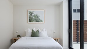 2 chambres, bureau, fer et planche à repasser, lit de bébé portatif