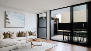 Smart TV - The Grande - family friendly holiday apartment opposite Newcastle Beach (Newcastle)