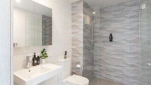 Dusj, hårføner og håndklær