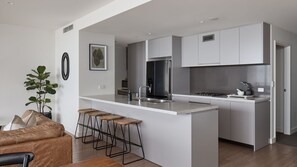 Kjøleskap, mikrobølgeovn, ovn og kokeplater