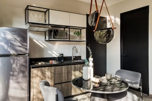 Jr. Penthouse with a Private Terrace | Dapur pribadi | Microwave, kompor, mesin espresso, dan pemanggang roti