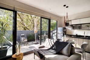 Jr. Penthouse with a Private Terrace | Living area | 50-inch Smart TV with digital channels, Netflix, streaming services - ULIV Park Polanco (Mexico City)