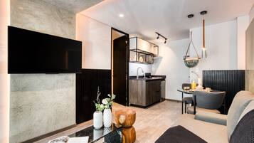 Deluxe Apartment | Dining room