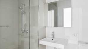 Dusche, Haartrockner, Handtücher