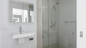 Bruser, hårtørrer, håndklæder