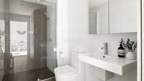 Dusche, Haartrockner, Handtücher