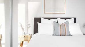 1 chambre, fer et planche à repasser, lit de bébé portatif