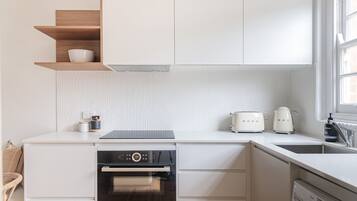 Refrigerador, microondas, horno, placa de cocina