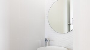 Shower, hair dryer, towels - No 3 ShoalHaven - 1 bed option (Shoal Bay)