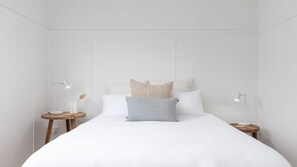 2 bedrooms, iron/ironing board, travel cot, free WiFi - No 6 ShoalHaven - family apartment in Shoal Bay (Shoal Bay)