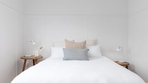 1 quarto, ferros/tábuas de passar roupa, berço de viagem