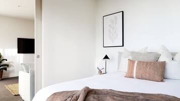 1 habitación, tabla de planchar con plancha y cuna de viaje