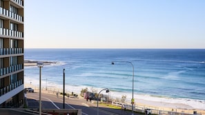 On the beach - The Cove - one bedroom apartment overlooking Newcastle Beach (Newcastle)