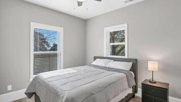 4 slaapkamers, een bureau, een strijkplank/strijkijzer, reisbedje