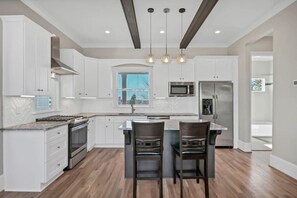 雪櫃、微波爐、焗爐、爐具