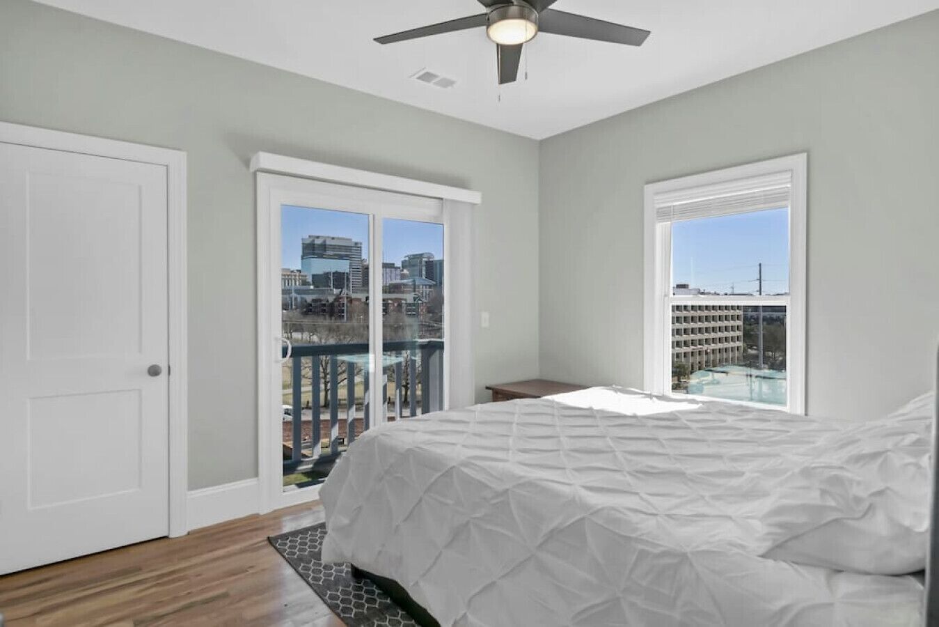 4 slaapkamers, een bureau, een strijkplank/strijkijzer, reisbedje