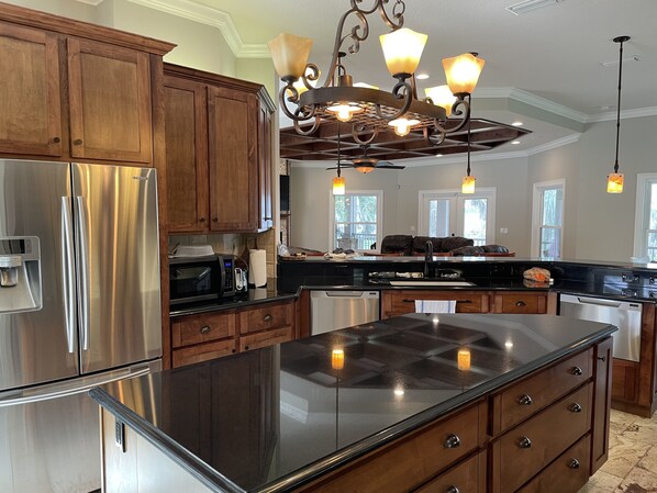 Jääkaappi, mikroaaltouuni, uuni, liesi