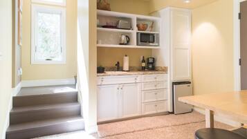 KylskÄp, mikrovÄgsugn, kaffe- och tebryggare och vattenkokare