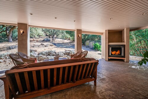 Large Garden Suite with private entrance and two bathrooms 17-0015