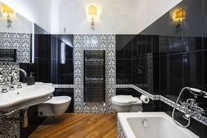 Douche, sèche-cheveux, bidet, serviettes fournies