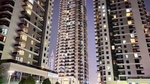 Un edificio residencial de gran altura con varios balcones y un diseño arquitectónico moderno.