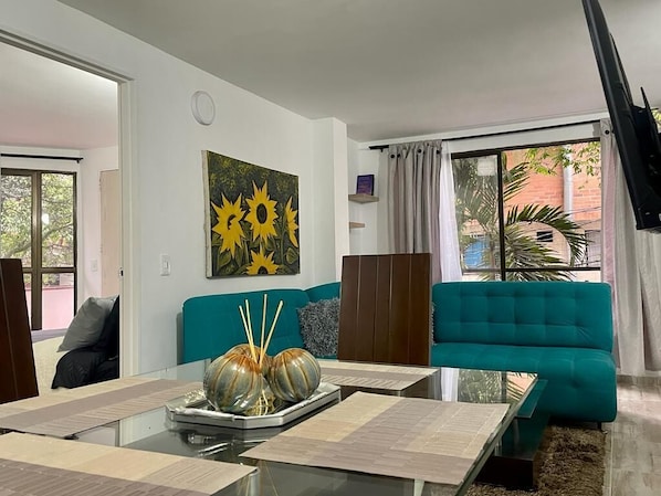 Smart TV, books - Exclusivo Apartamento Privado Zona Rosa Sabaneta (Sabaneta)