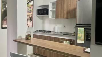 Refrigerador, microondas, horno y parrilla de estufa