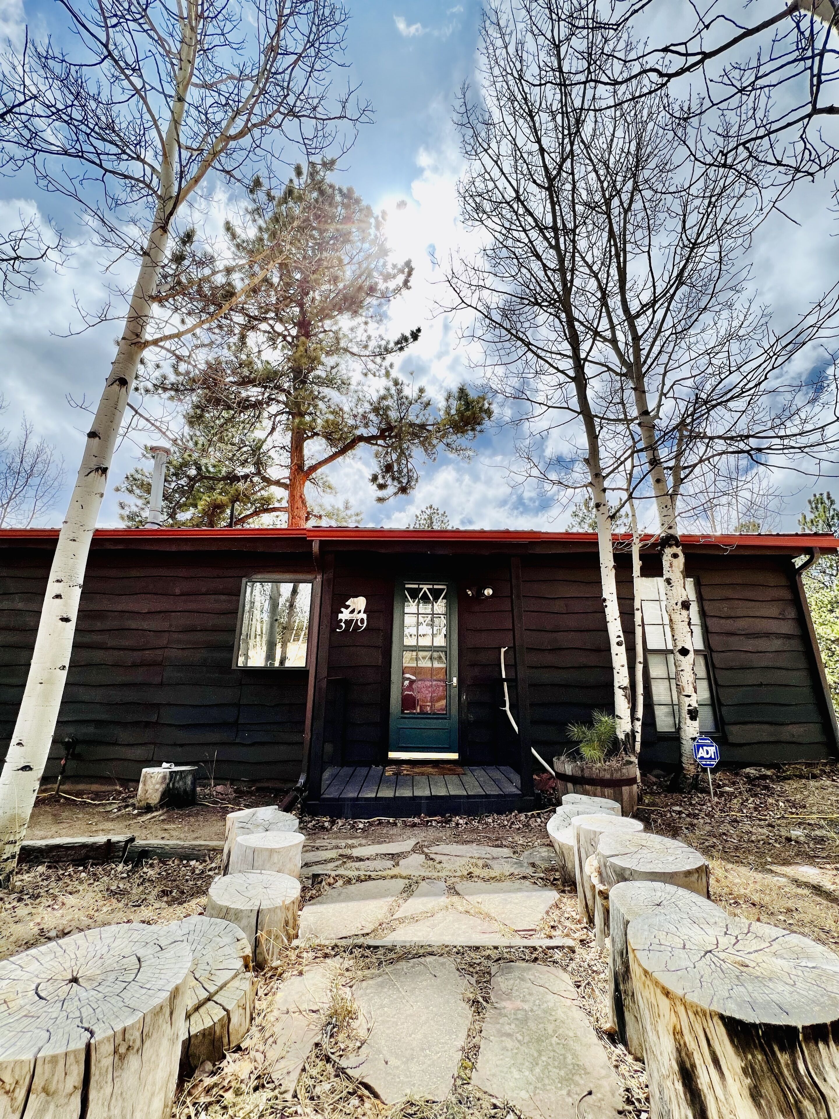 Cozy home w/ Mountain Views, Outdoor & Indoor Fire Places, Pet & Family Friendly