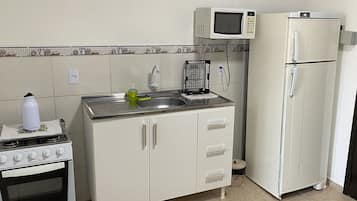 Studio | Private kitchen | Fridge, microwave, oven, cookware/dishes/utensils