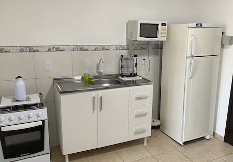 Refrigerador, microondas, horno, utensilios de cocina