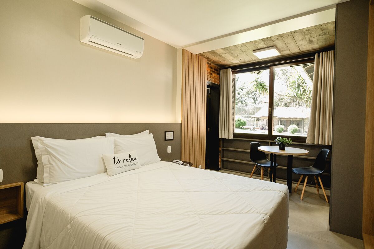 Quarto casal superluxo | Cofres nos quartos, cortinas blackout, ferros/tábuas de passar roupa