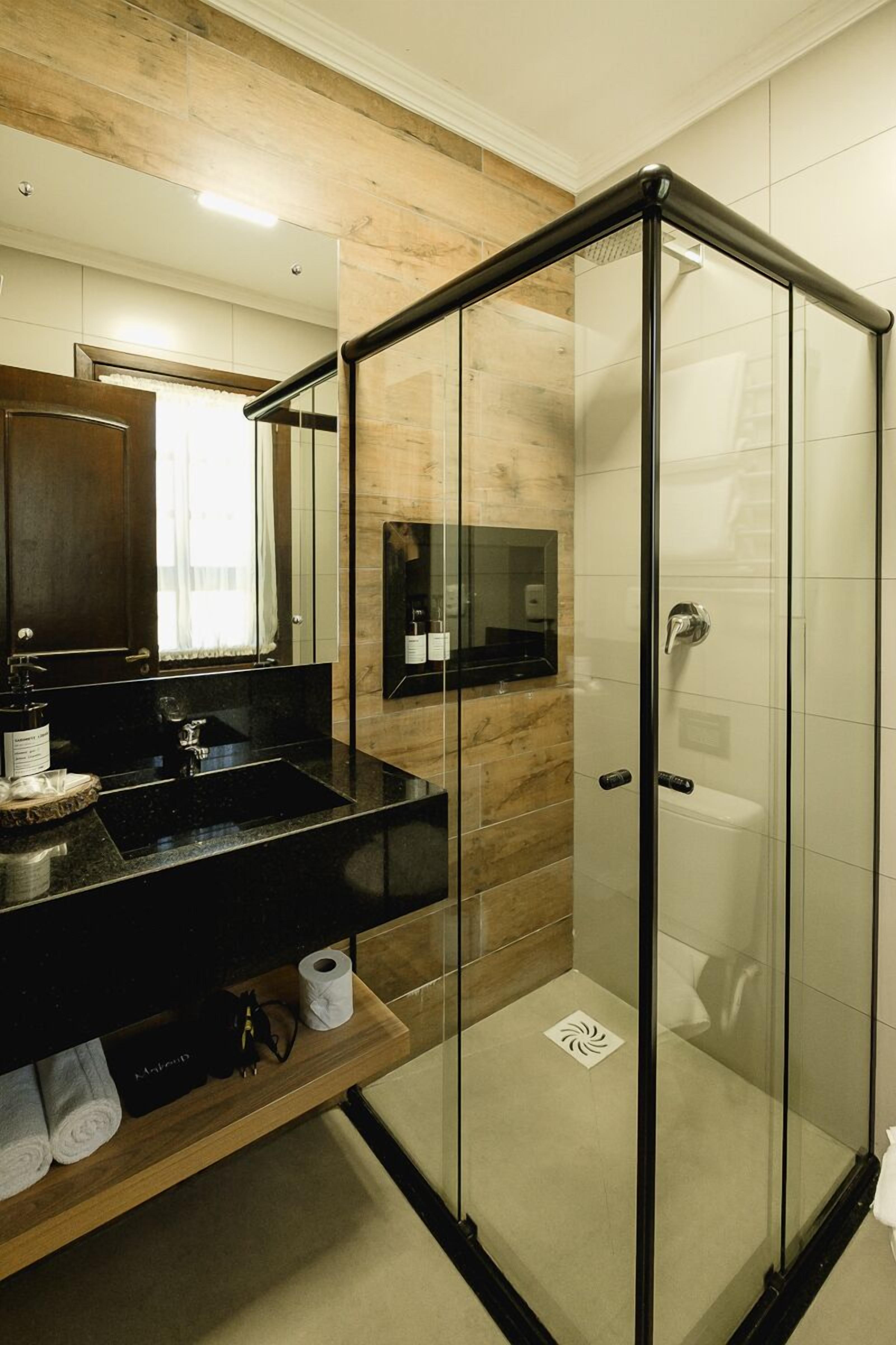 Luxury-Doppelzimmer | Badezimmer | Haartrockner, Handtücher, Seife, Shampoo