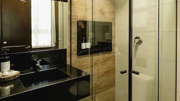Luxury-Doppelzimmer | Badezimmer | Haartrockner, Handtücher, Seife, Shampoo