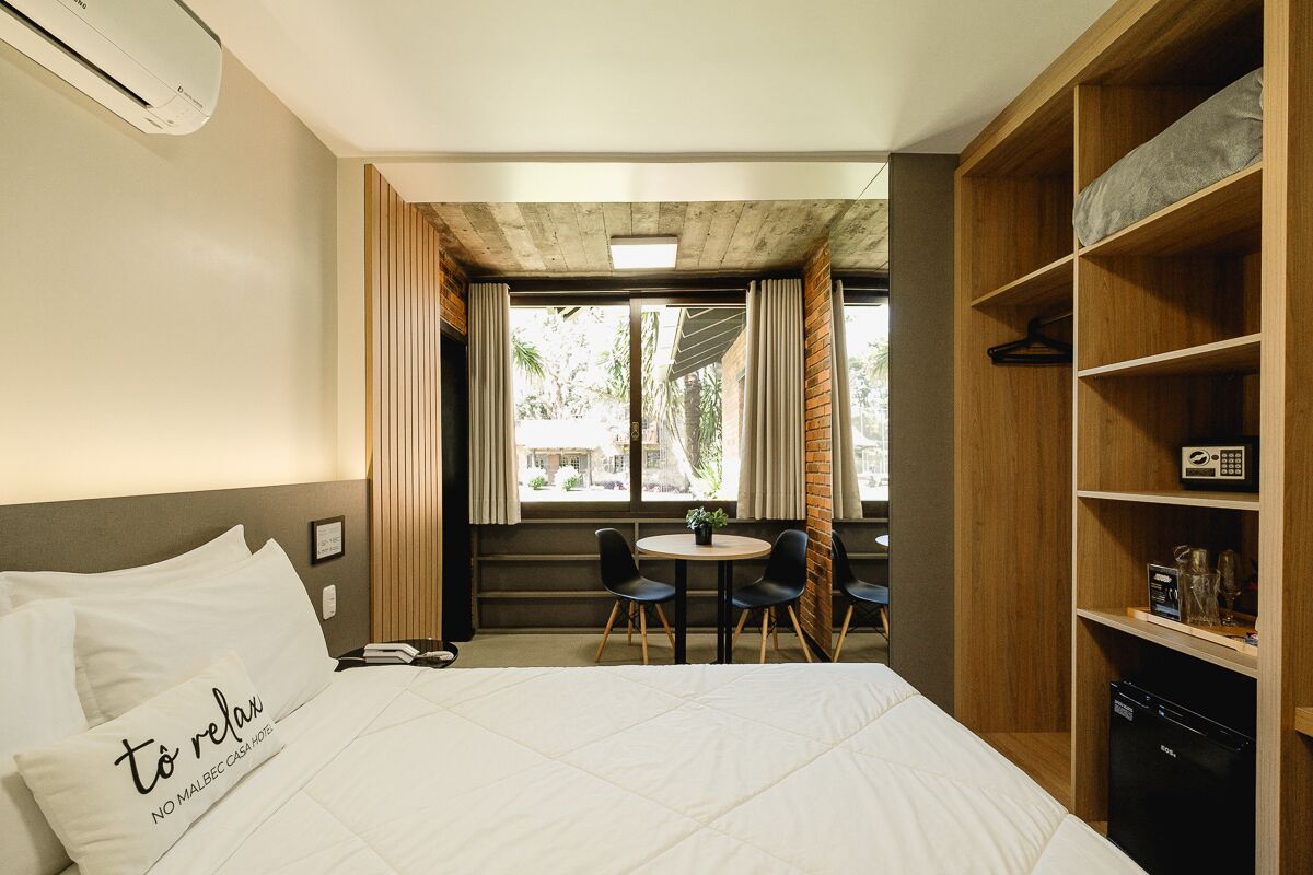 خزنة داخل الغرفة وستائر تعتيم ومكواة/لوح كي وملاءات أسرّة