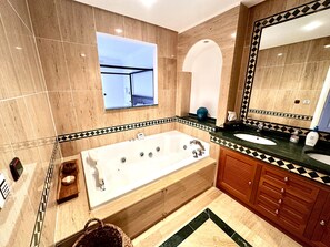 ジェットバス、ヘアドライヤー、ビデ、タオル