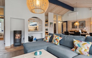 Smart TV, fireplace - Cozy home in ålbæk with kitchen (Ålbæk)