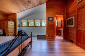 3 bedrooms, in-room safe, desk, free WiFi