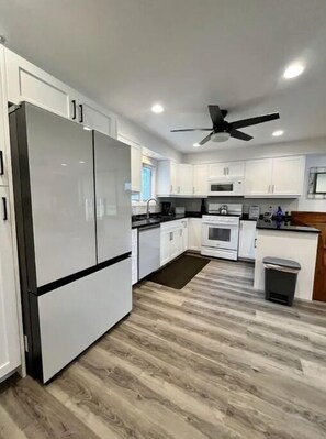 Refrigerador, microondas, horno y parrilla de estufa