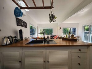 Fridge, microwave, oven, stovetop - Hahei Beach Ocean's 68, Hahei Beach Ocean's 68 (Hahei)